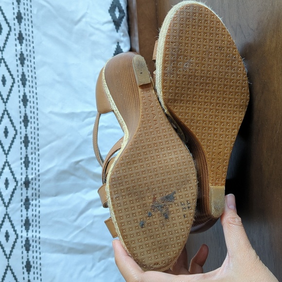 Tahari Summer Wedges - Picture 5 of 6